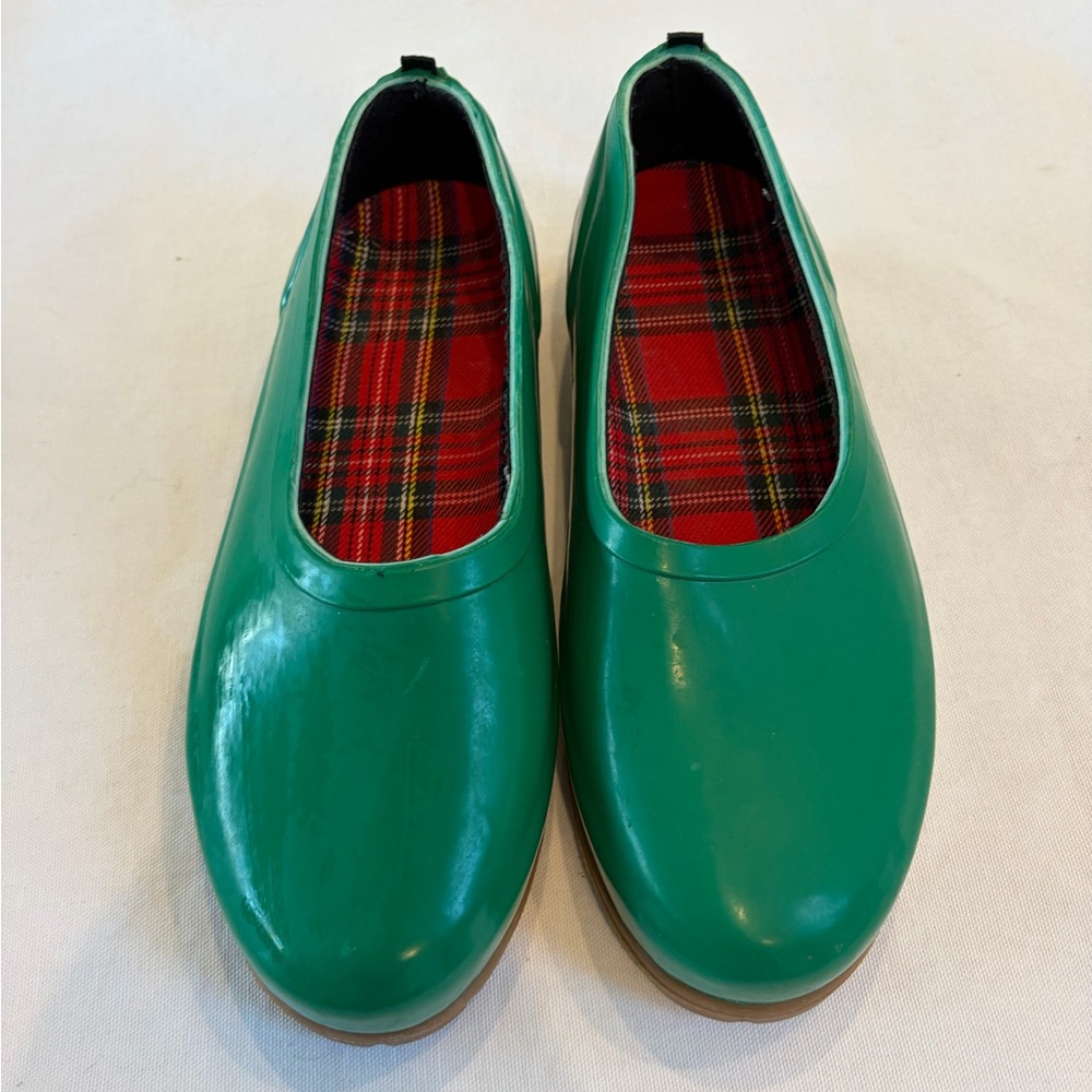 VINTAGE CUTE MID WEST GARDEN SHOE IN GREEN AND PLAID. Great Quality . Size 8